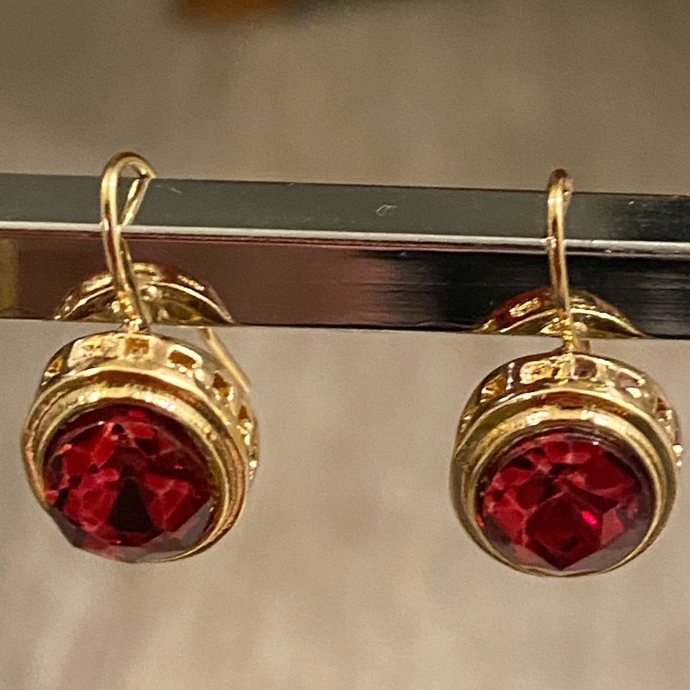 Stunning 14kt gold plated over metal Ruby drop earrings side clasp. - Picture 8 of 11